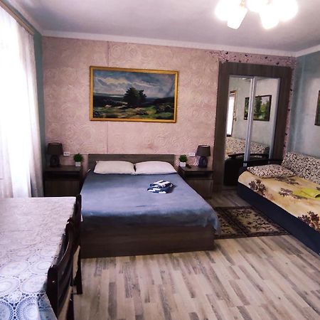 Міні Квартал Hotel Yahotyn Екстериор снимка